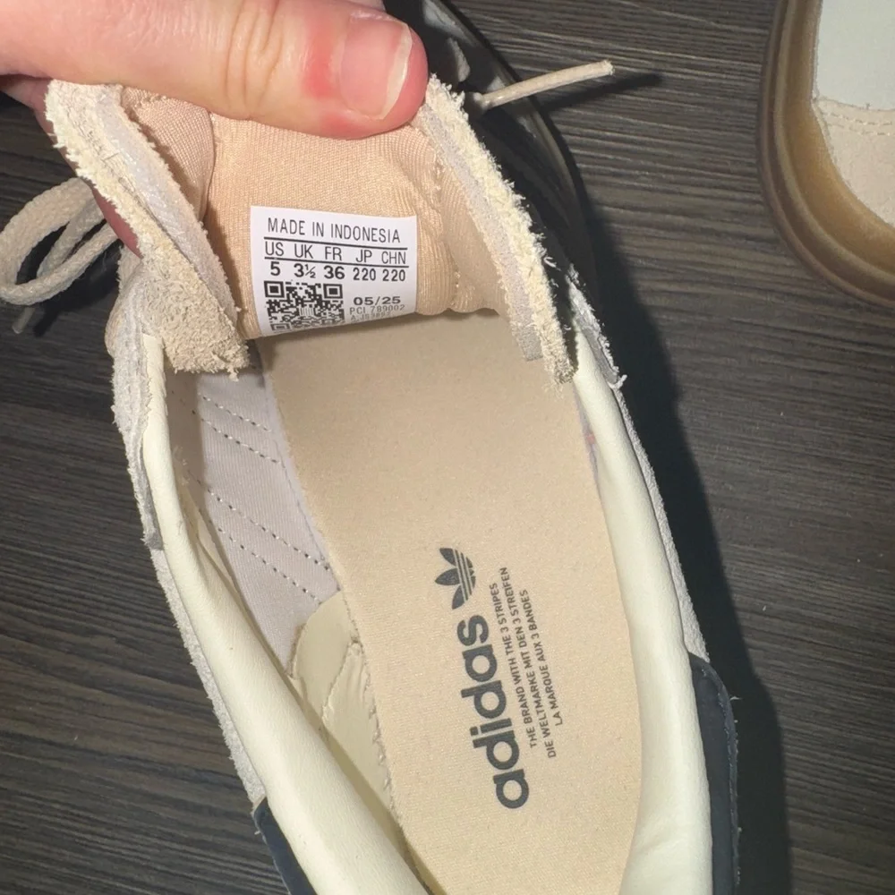 Adidas Gazelle Shoes
Size: 5 / Quantity: 1
Color: Cream White / Core Black / - Picture 5 of 5